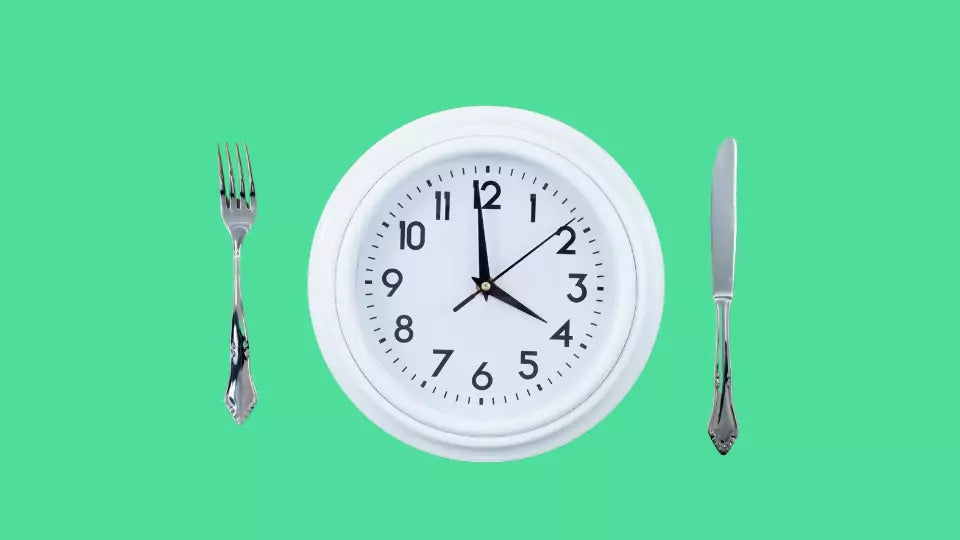 Klokke på en talerken med bestikk 