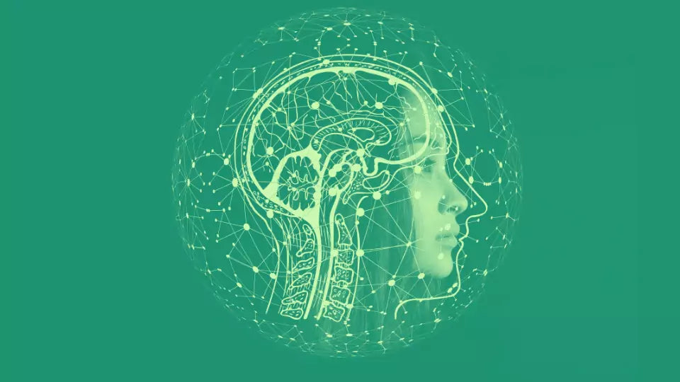 Kvinnehode med en illustrert hjerne i en tåkebobble  