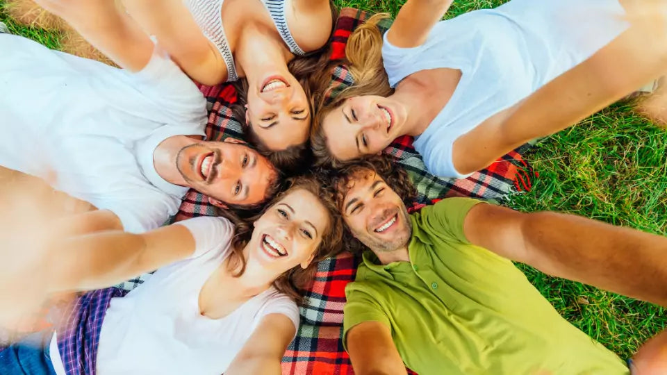 En gruppe venner, smilende med mye energi 