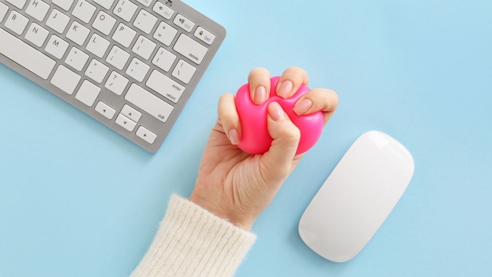 En hånd som klemmer en stress ball