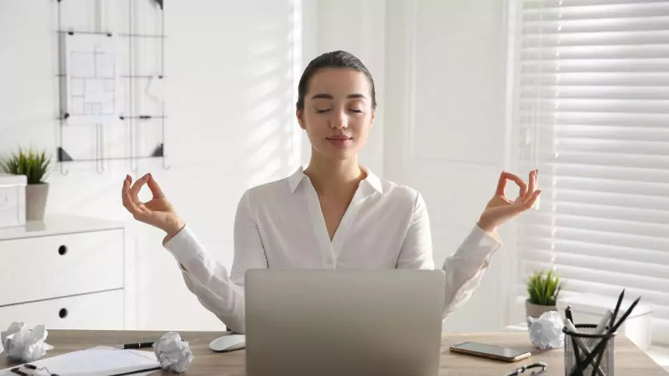 Kvinne som utfører en stressmestring teknikk