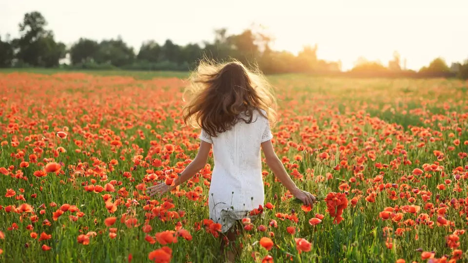 Kvinne i en blomstereng 