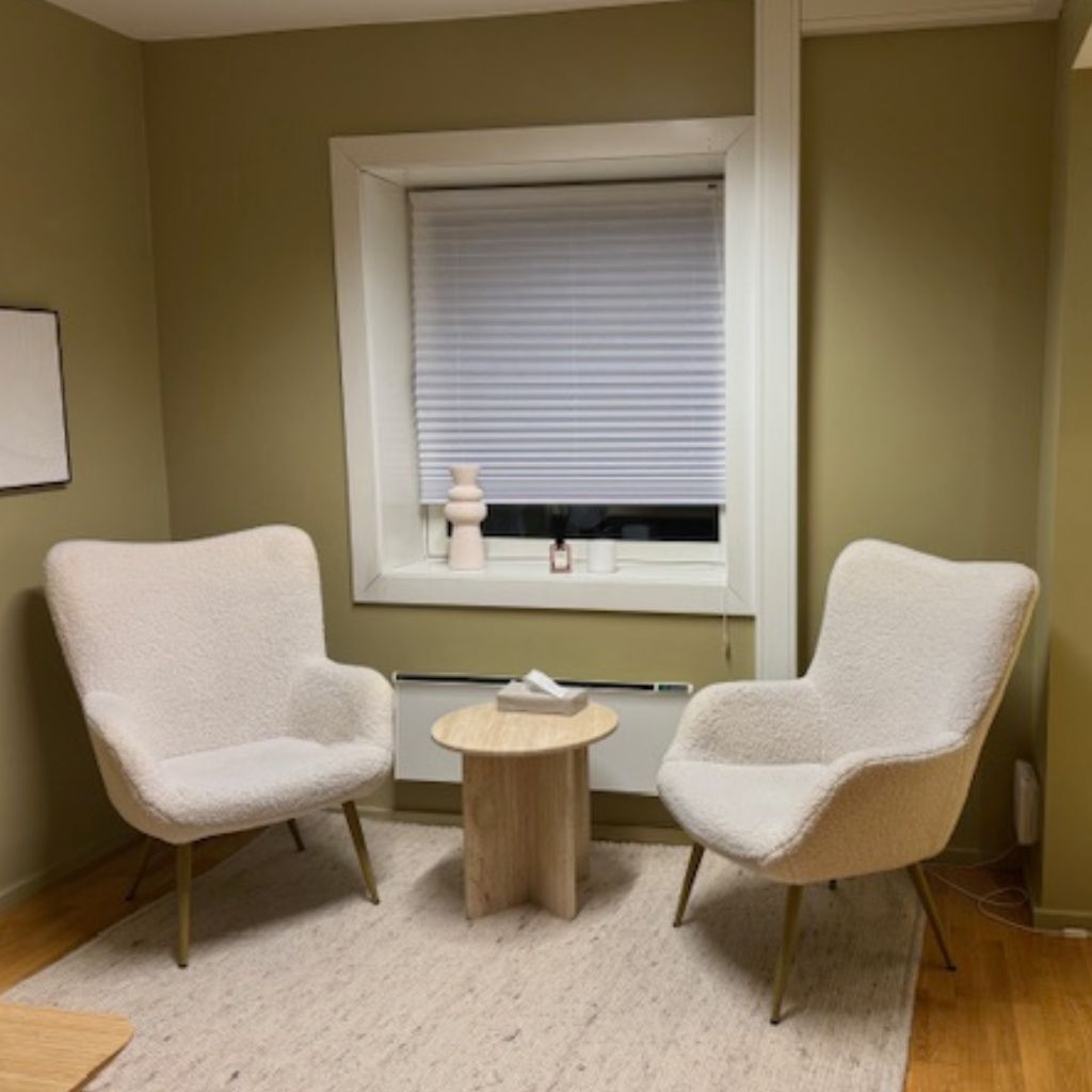 koselig kontor med komfortable stoler og minimal dekor på Utbrenthetsklinikken Oslo