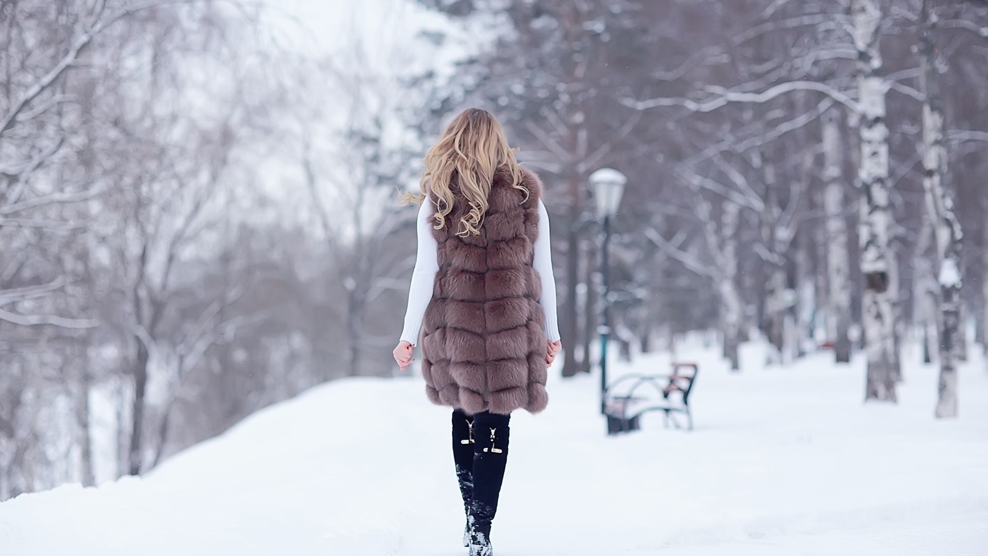 Kvinne i snødekket park – visuell metafor for utbrenthet, restitusjon og veien mot riktig behandling og prisvalg
